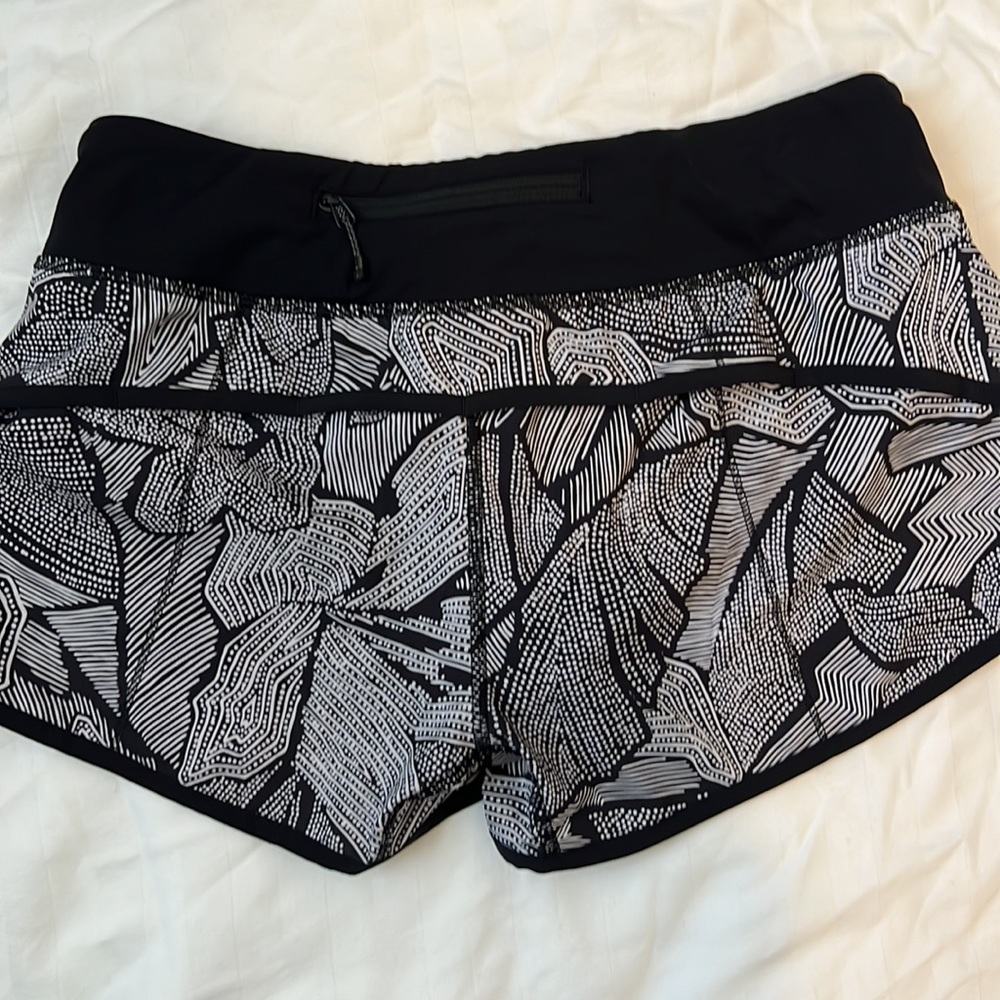 Lululemon Low Rise Patterned Shorts - Picture 2 of 4